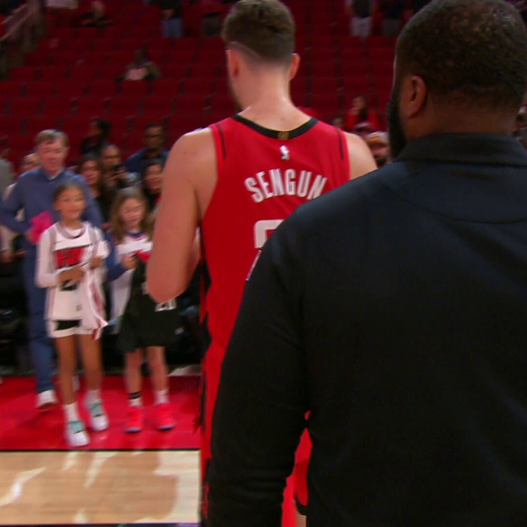 Alperen Sengun takes some time postgame to sign some autographs ✍️

Rockets secure the home win and improve to 16-6! 