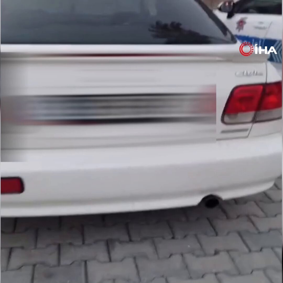 Mersin polisinin yaptığı trafik denetiminde tespit edilen bir çakarlı aracın sürücüsüne 276 bin 344 TL ceza kesildi. Araç sürücüsünün ehliyetine bir ay süreyle el konuldu, araç trafikten men edildi.