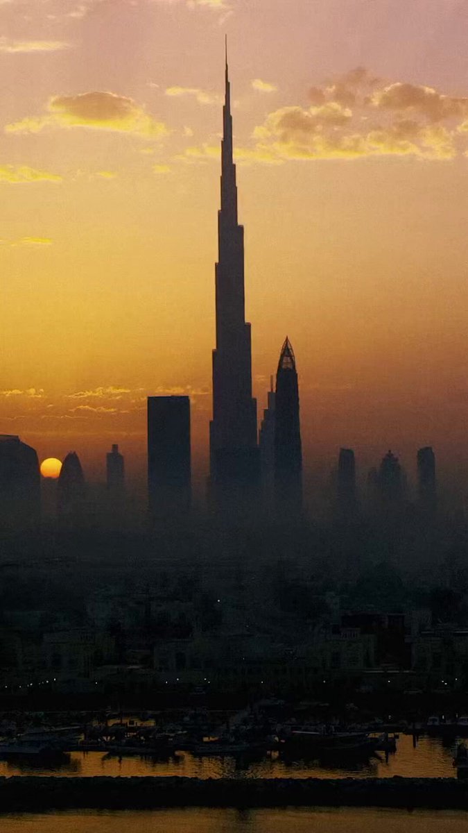 حمدان بن محمد: على خطى محمد بن راشد، تعلمنا أن المستقبل لا ينتظر.. بل يُصنع اليوم.. فهذه دبي التي أطلق نهضتها العالمية راشد بن سعيد، رحمه الله، برؤية تستشرف المستقبل حين قال: «أنا لا أنظر إلى السنة القادمة ولا حتى 5 سنوات قادمة.. لكن أنظر إلى 50 سنة إلى الأمام».. وفي رحلتنا نحو الريادة، الجميع شريك، والكل مسؤول.. فصناعة المستقبل الذي نريده للأجيال القادمة ليست شعاراً في دبي، بل رؤية واضحة ومنهج عمل ثابت #مركز_الاتحاد_للأخبار 