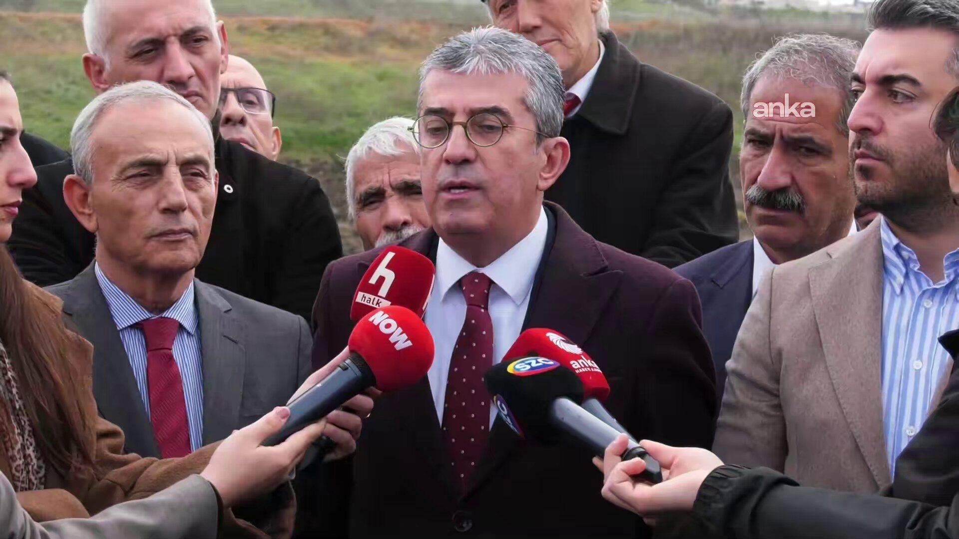 Gökhan Günaydın Ekrem İmamoğlu’nun “Bilirkişi davası"nın ardından konuştu: 

“Silivri’den sesleniyorum. Burada onlarca basın mensubu, onlarca siyasetçi var. Biz burada arkamız buğday tarlası, TOKİ'nin inşaat sesleri geliyor. Bir basın toplantısı salonu bile yok. Biz yol kenarında