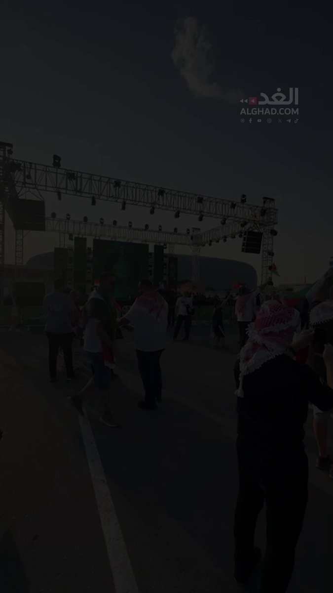 الجماهير الأردنية تتفاعل مع الأغاني الوطنية قبل مواجهة العراق بربع نهائي كأس العرب. تصوير: مهند جويلس #جريدة_الغد 