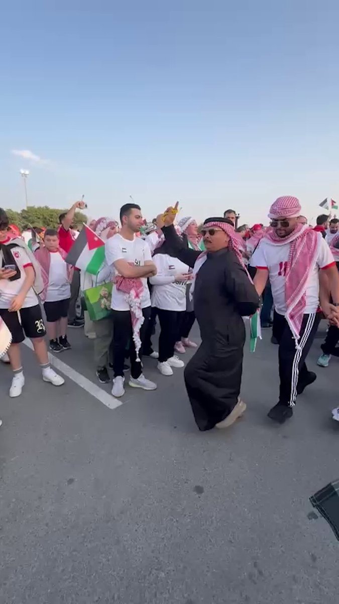 على أنغام "الجوبي العراقي".. الجماهير الأردنية تفرض حضورها. تصوير: مهند جويلس #جريدة_الغد 