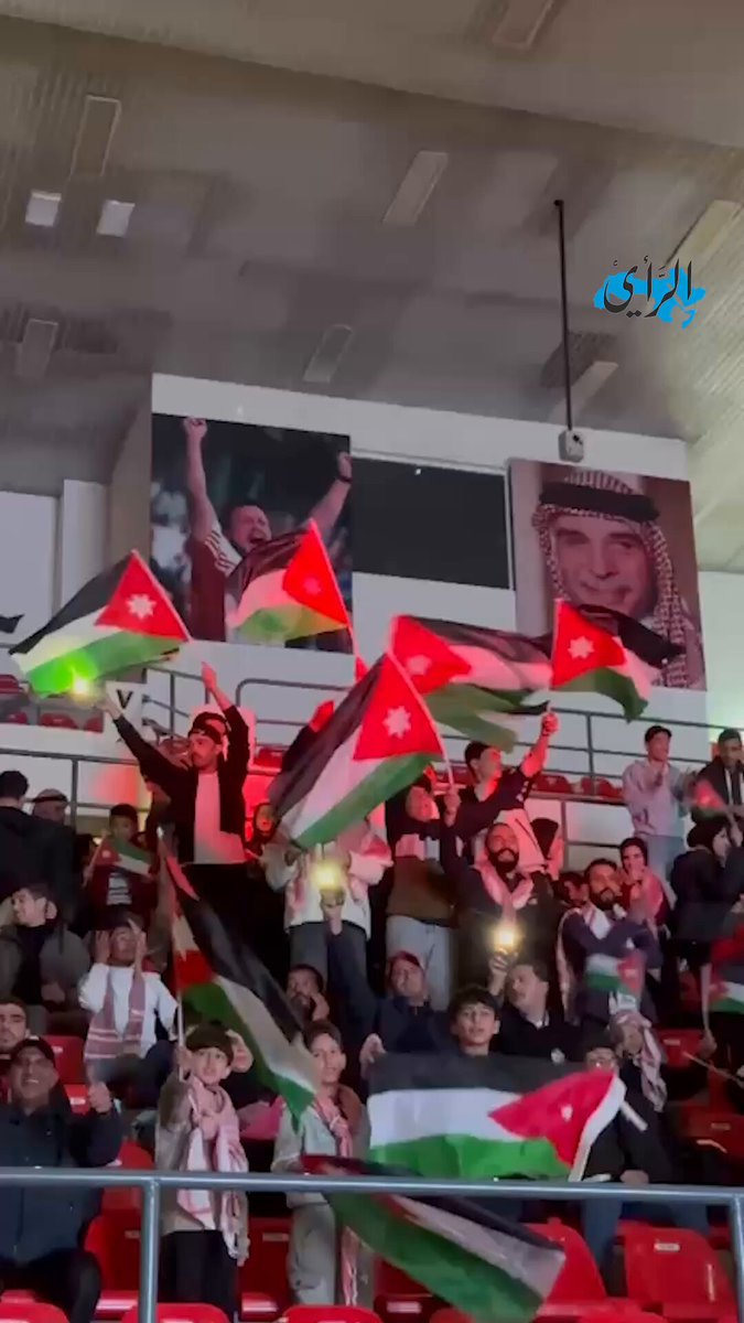 الجماهير تشعل الأجواء داخل صالة الأمير حمزة بالمدينة الرياضية. تصوير سهم ربابعة #الرأي_ميديا 