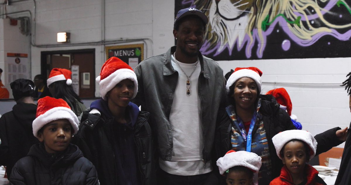 'Tis the season for giving back 🎁

Through our 10th annual Bears Bearing Gifts initiative, 50 families from the Auburn Gresham neighborhood were treated to a festive night at Leo High School 