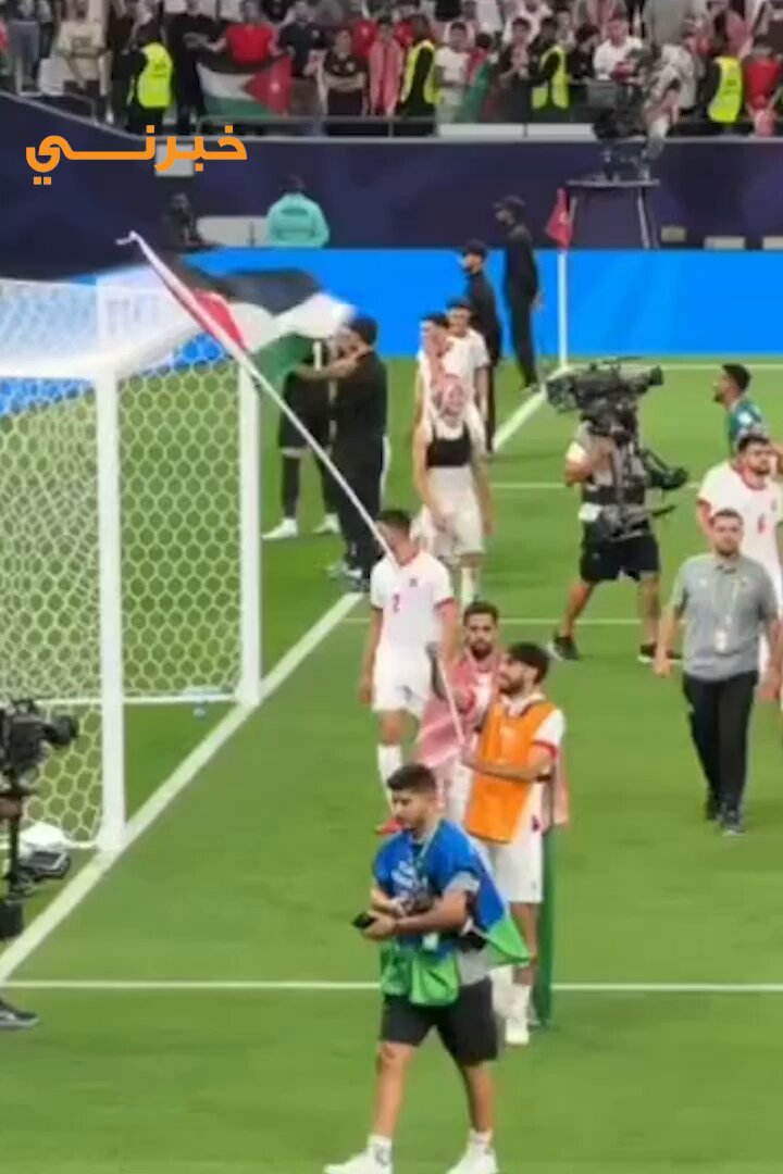 الكابتن يزن النعيمات يتحامل على آلام الإصابة ويشارك لاعبي الأردن جولة النصر في ملعب المدينة التعليمية عقب الفوز على العراق والتأهل لنصف نهائي كأس العرب في قطر. 