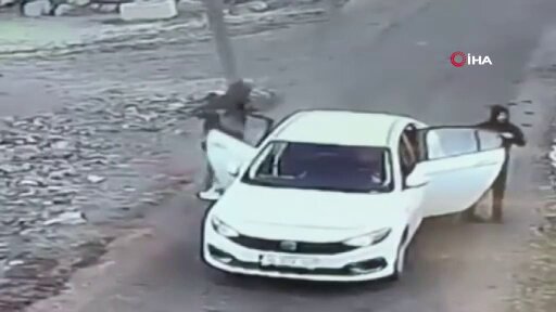 Ankara’nın Çamlıdere ilçesinde 3 şahıs 4 aracı benzin dökerek yaktı. O anlar güvenlik kamerasına yansıdı