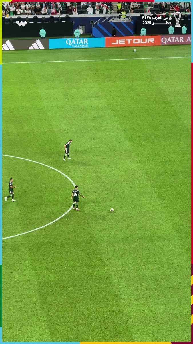 اللقطة التي كادت تحبس أنفاس الجزائريين وتوقف قلوبهم. لاعبو الإمارات طالبوا الحكم في الدقيقة الأخيرة، للعودة إلى تقنية الفار، للتأكد من لقطة لمس أشرف عبادة للكرة بيده 