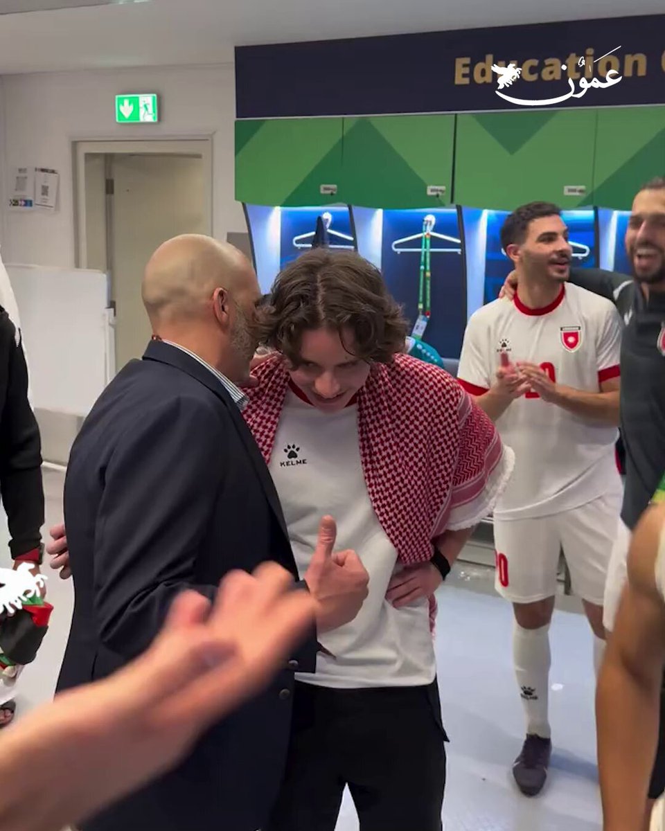 الأمير هاشم يحتفل مع لاعبي النشامى ببلوغ نصف نهائي كأس العرب #عمون 