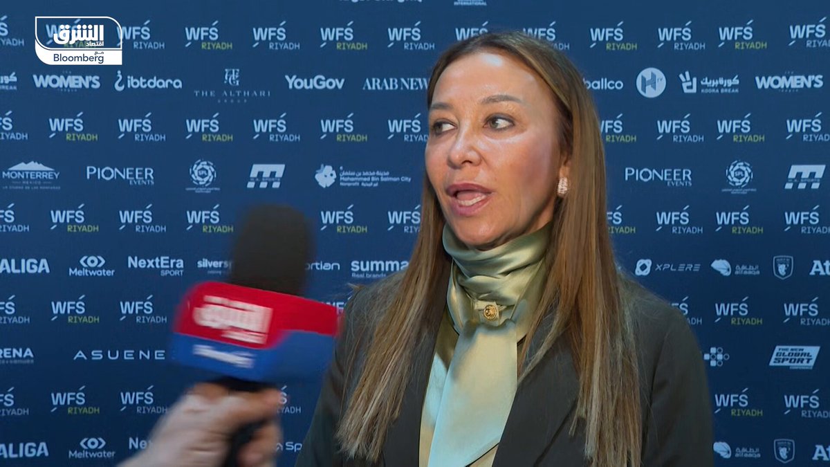 الرئيس التجاري لنادي أودينيزي الإيطالي، ماجدة بوزو لـ "الشرق": الاستثمار الكبير في البنية التحتية والحوكمة وكرة القدم النسائية والأكاديميات سيحقق نتائج إيجابية للدروي السعودي على المدى الطويل. ألاحظ تحولاً جوهرياً في استراتيجية رابطة الدوري السعودي للمحترفين من التركيز على التأثير السريع إلى نهج أطول أمداً وأكثر استدامة. إيرادات نادي أودينيزي لهذا العام إيجابية، تحديداً بسبب ملعبنا الذي يعد أصلاً استراتيجياً للنادي. نستغل الملعب، المملوك للنادي، في استضافة الفعاليات المختلفة على مدار العام، لتنويع إيراداتنا. لدينا محطة طاقة شمسية ونسعى للاعتماد بشكل كامل على الطاقة المولدة منها خلال أيام المباريات. arahman_elshoik. Udinese_1896 