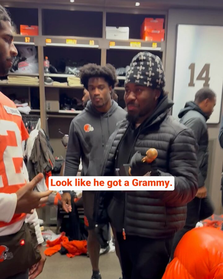 Shedeur receives his Himmy Award for Week 14 🙂‍↕️

@ESPNNFL | @notthefakeSVP 