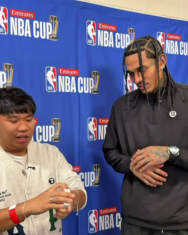 Jordan Clarkson 🤝 @seandoesmagic 

Showing some incredible magic to the Knicks guard! 