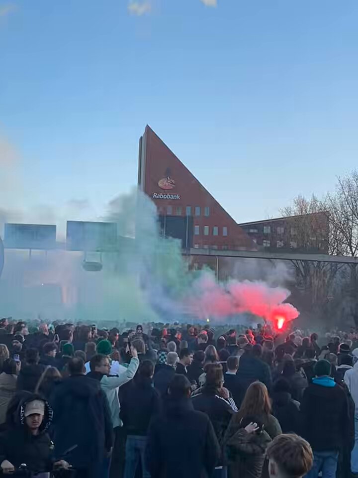 Begeleiding FC Groningen-supporters door ambulance