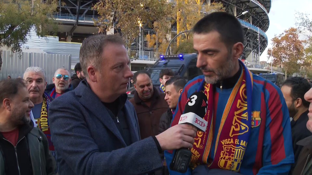 جمهور برشلونة خارج الكامب نو الآن يطالب تشابي ألونسو بالبقاء 