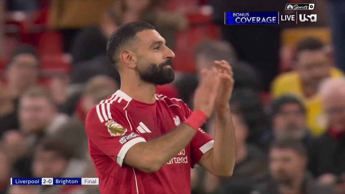 لقطة اليوم.. محمد صلاح يصفق للجماهير مبتسمًا بعد أسبوع مليء بالتكهنات حول مستقبله 