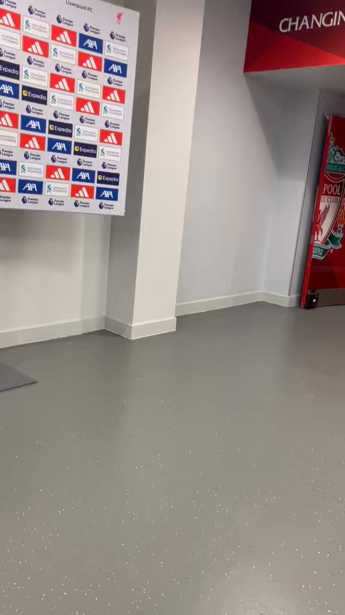 محمد صلاح يمازح الصحفيين أثناء مغادرته الملعب: أسبوعين متتاليين؟ مستحيل، هذا غير ممكن 