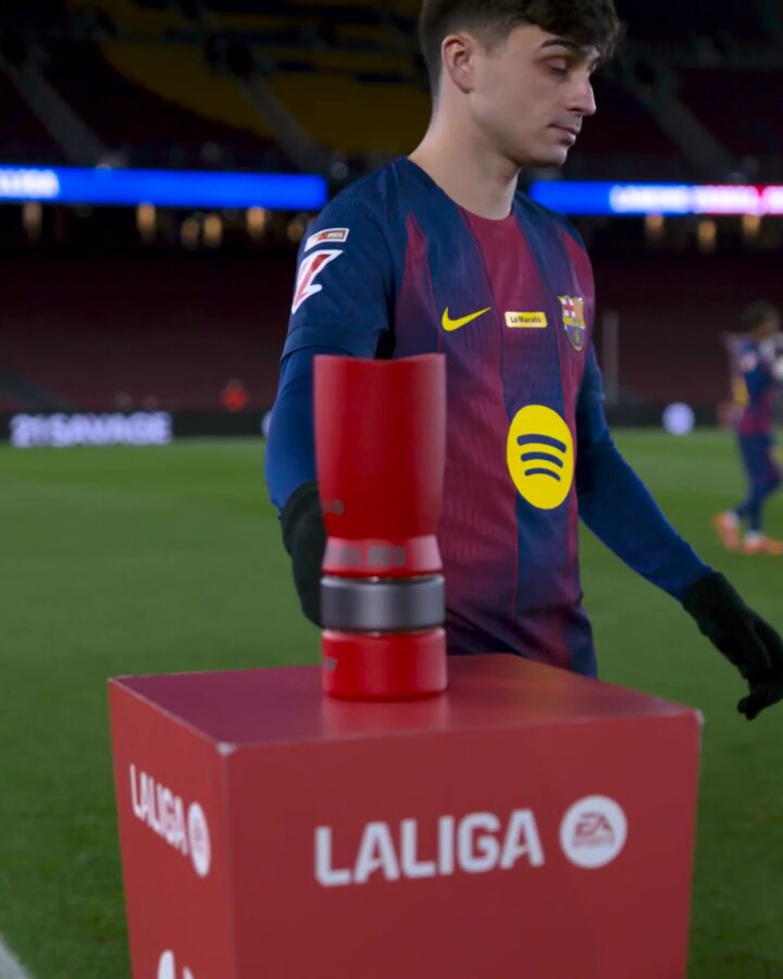 لامين يامال يستلم جائزة أفضل لاعب في لاليغا لشهر نوفمبر. 