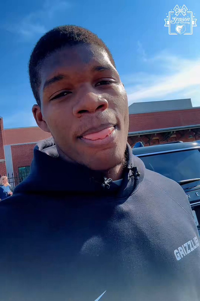 Rook is out in the Ⓜ️ giving back 🐻👏

@GrizzCommunity x @StreetsMemphis 