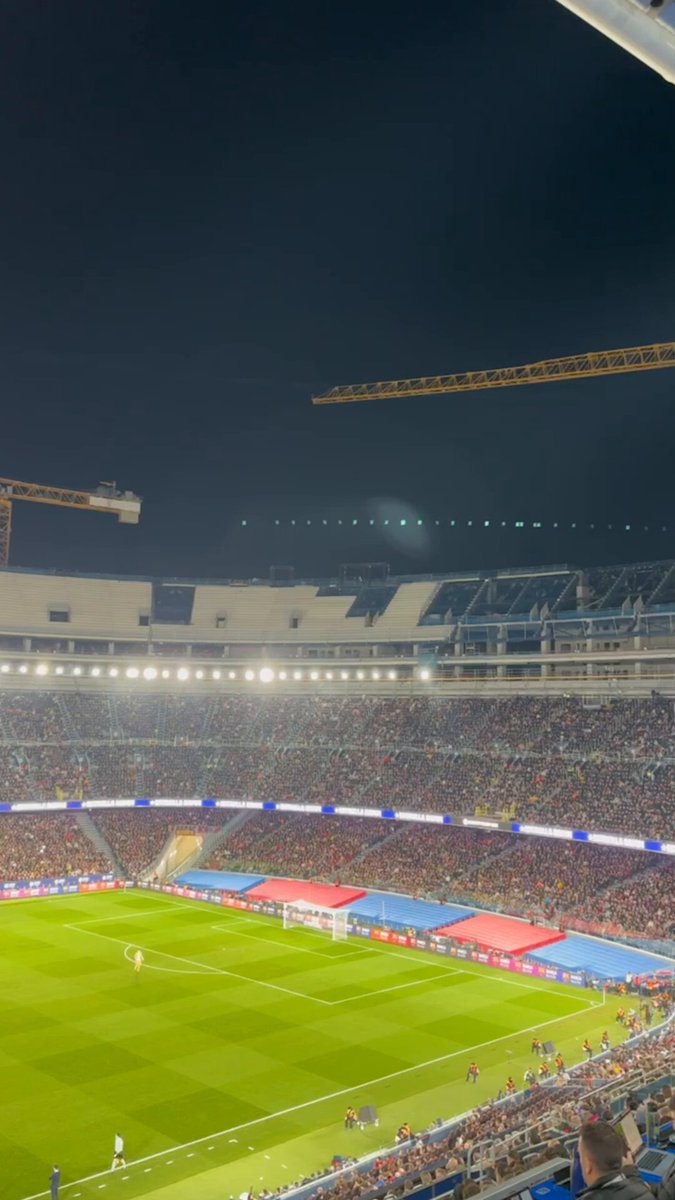 جماهير برشلونة قامت بالهتاف لتشابي ألونسو خلال مواجهة فريقها أمام أوساسونا ومطالبته بالبقاء. تعليقك على هذا التصرف؟ 