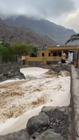 فيديو| جريان الشعاب بفعل الأمطار الغزيرة شمال #رأس_الخيمة 