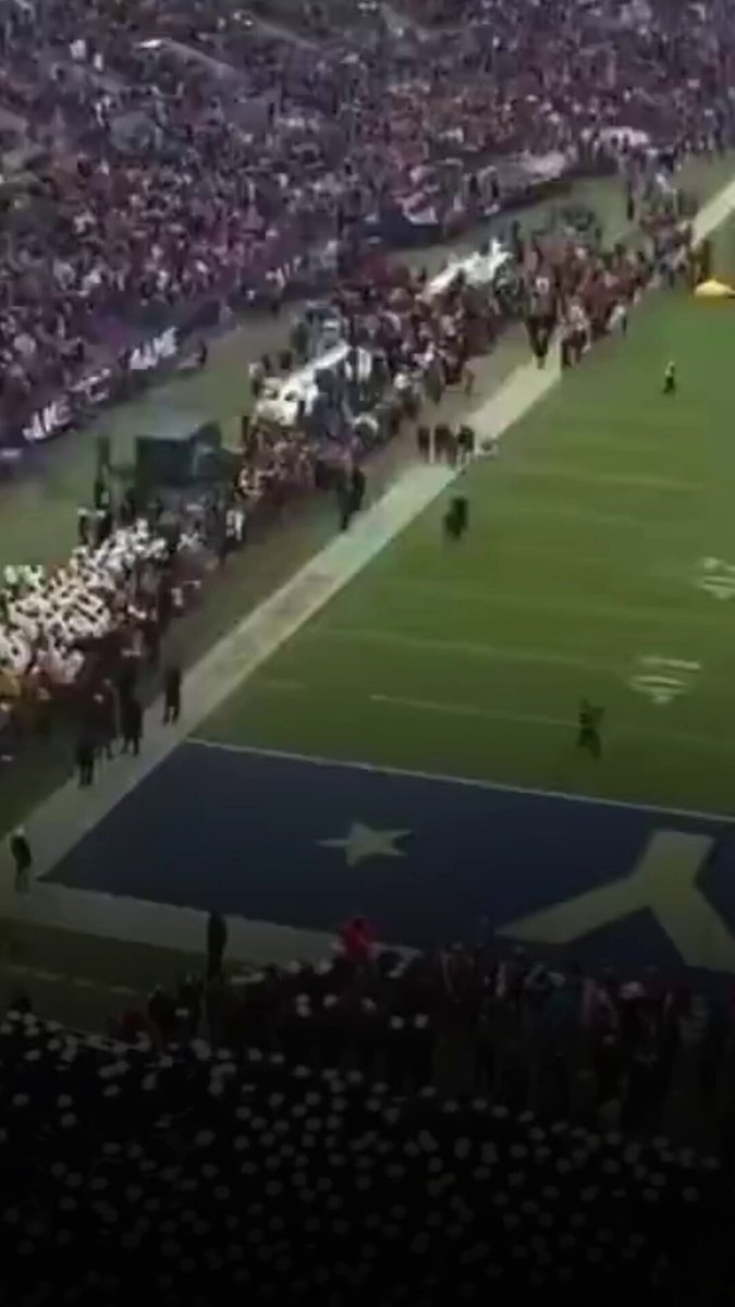 ترامب يحضر مباراة الجيش والبحرية لكرة القدم الأميركية في أجواء استعراضية 