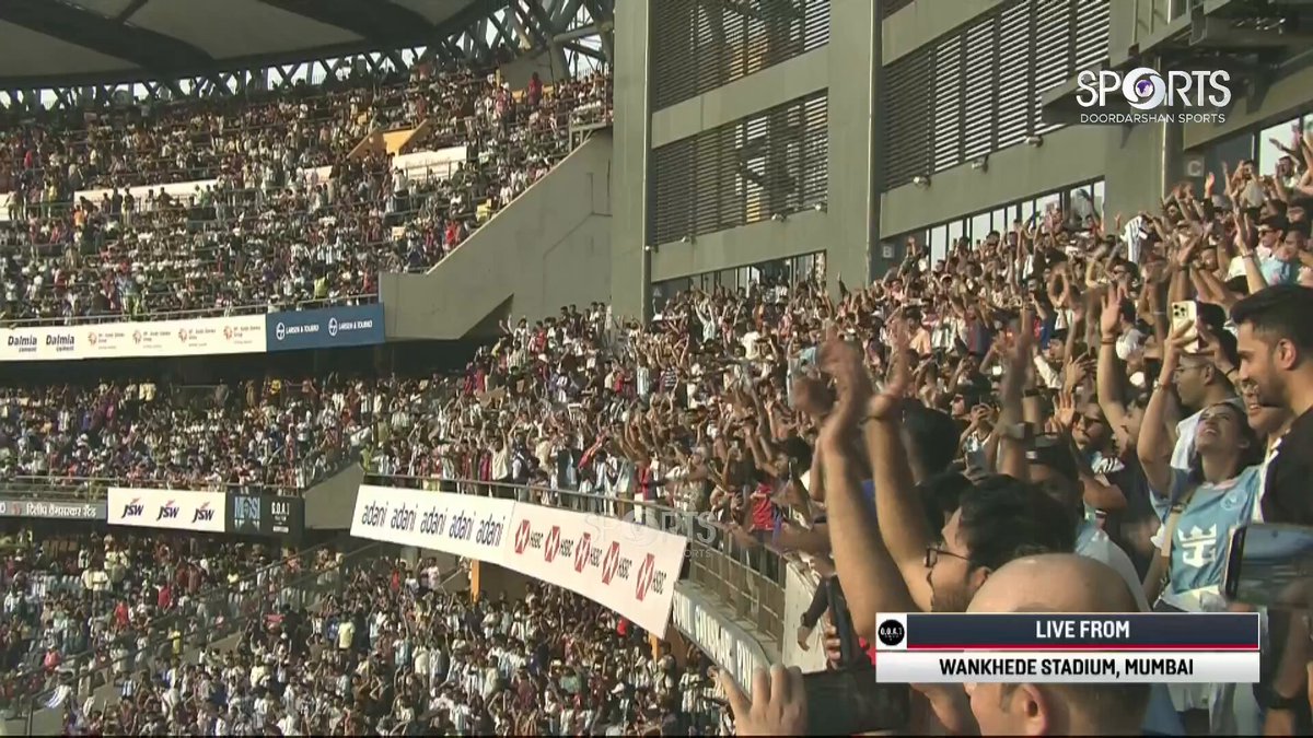 CRAZY SCENES AT WANKHEDE TO Picture