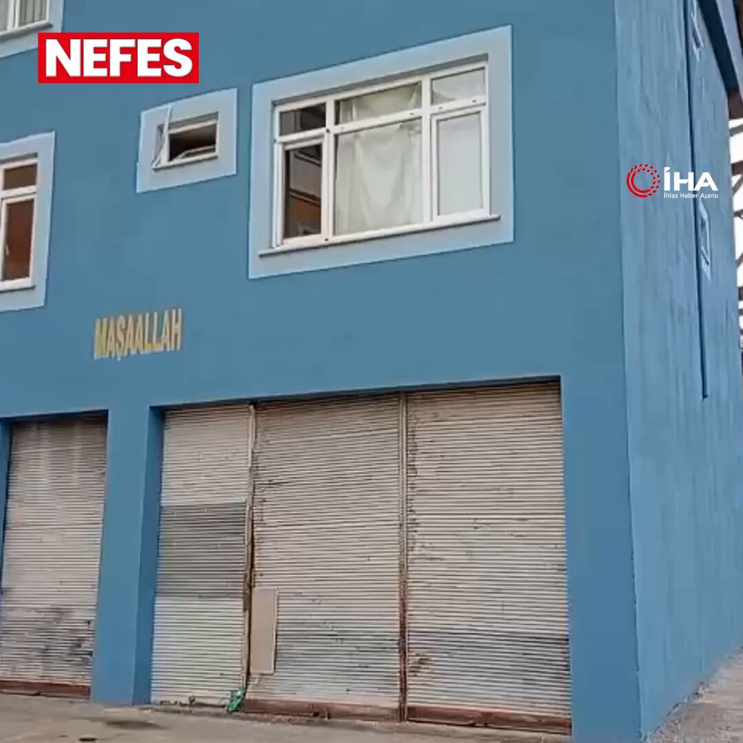 Rize'de evini boyamak isteyen bir vatandaş, söküp takmaya üşendiği iskeleyi kamyon kasasına kurdu.

"Bir Rizeli zekası, diyelim artık."