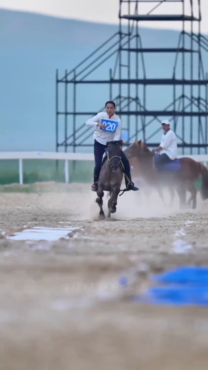 Breathtaking Mongolian horse riding skill Picture