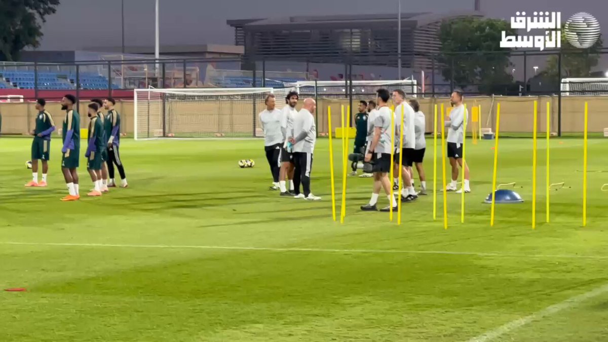 اجتماع رينارد المدير الفني للمنتخب السعودي مع اللاعبين وحديث يجمع سالم الدوسري قائد المنتخب مع محمد أمين مساعد المدرب. #كأس_العرب 