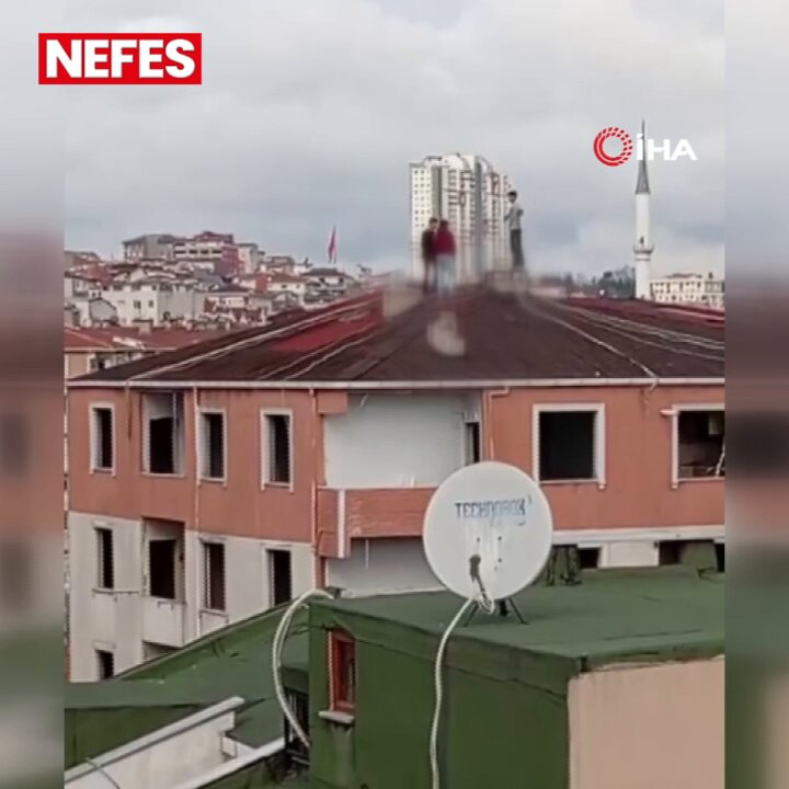 Küçükçekmece'de çatıda fotoğraf çeken çocukların tehlikeli oyunu kameraya yansıdı