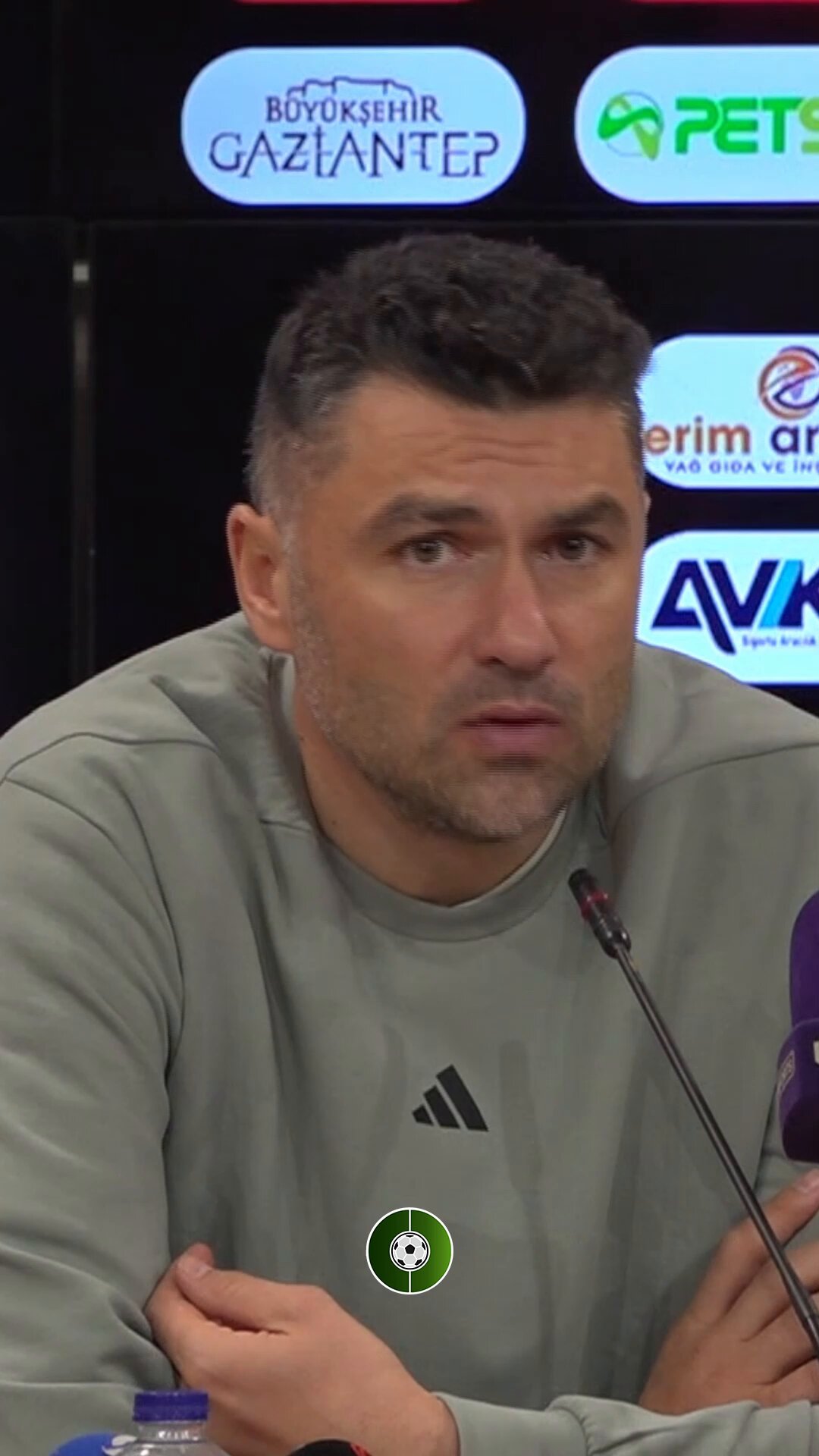 Burak Yılmaz: "Bu şehirde farklı şeyler var. Bu şehirde siyaset fazla biliyorum. Ama ben kimsenin adamı değilim. Hepinizin kesin olarak küme düştü diye baktığınız Gaziantep FK'ya geldim. Bugün ise 23 puanda herkesin Avrupa hayali kurduğu bir takım olduk. Ama bakıyorum ki,