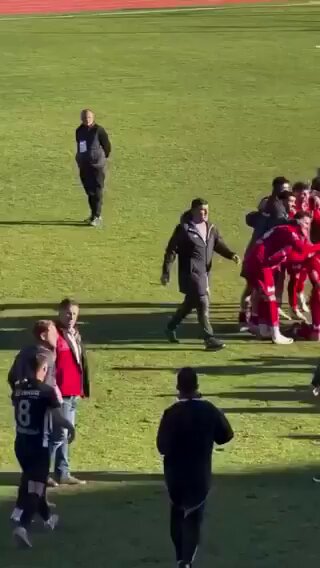 VİDEO - TFF 2. Lig Kırmızı Grup’ta  K.Maraş İstiklalspor, 15. hafta mücadelesinde lider Mardin 1969 Spor’a sahasında 1-0 yenildi

Maç sonrası sevinç yaşayan Mardin 1969 Spor futbolcularına K.Maraş İstiklalspor futbolcuları saldırdı