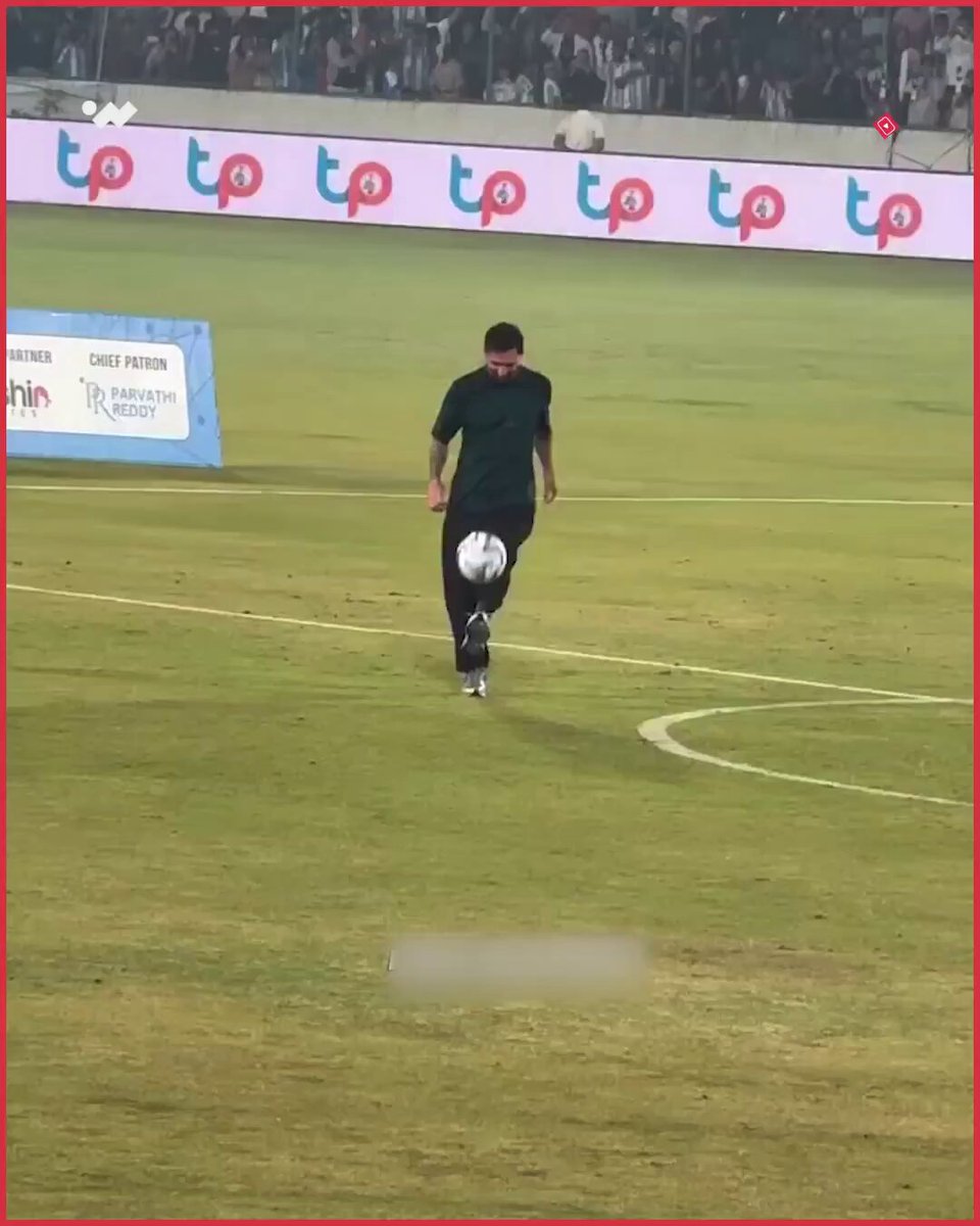 أمام حضور جماهيري كبير، ميسي يلعب الكرة مع سياسي هندي 