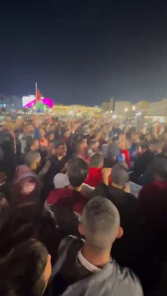 مبادرة من ولي العهد الأمير حسين والأميرة رجوة الحسين بتوزيع "الكنافة" على الجماهير العربية في سوق واقف. تصوير: مهند جويلس #جريدة_الغد 