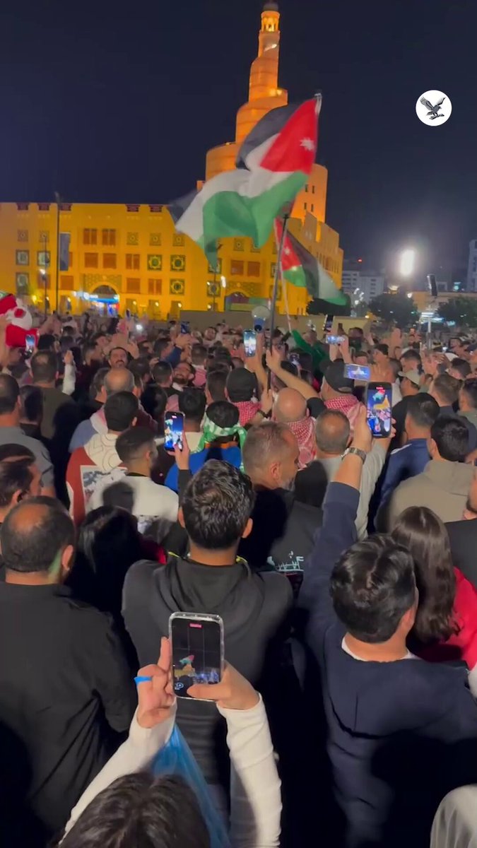 الجماهير السعودية والأردنية في سوق واقف بقلب الدوحة 