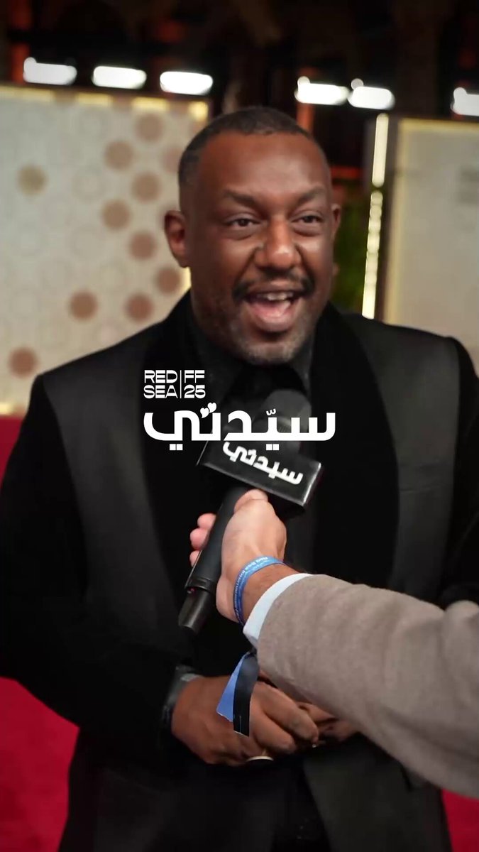 على السجادة الحمراء لختام مهرجان البحر الأحمر السينمائي، التقت "سيدتي" بالمنتج أمجد أبو العلا والفنانة سمر ششة، التي تولّت دور المذيعة وسألته عن كيفية الفصل بين تفكيره الإنتاجي والإبداعي، عندما يعمل كمنتج في عمل ومخرج في عمل آخر، كاشفاً عن التحديات التي يواجهها في الموازنة بين الدورين. سيدتي في مهرجان البحر الأحمر مؤسسة البحر الأحمر السينمائي مهرجان البحر الأحمر السينمائي الدولي في حب السينما RedSeaFilm 