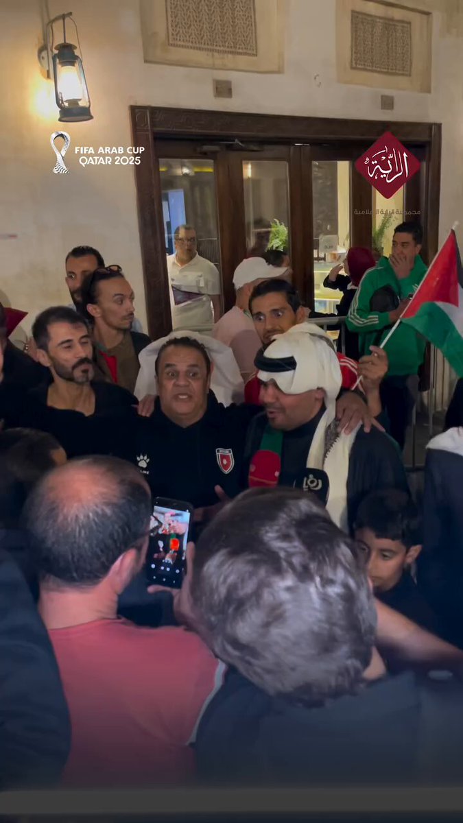 مبادرة من سمو ولي العهد وسمو الأميرة رجوة الحسين بتوزيع الكنافة على الجماهير الأردنية والسعودية والعربية المتواجدة في سوق واقف قُبيل المواجهة الأخوية المرتقبة #راديو_هلا 