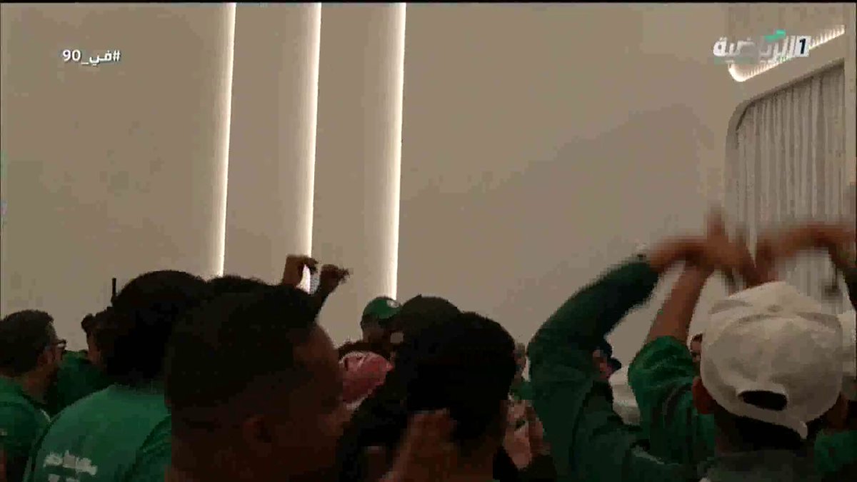 في 90 | تواجد ياسر المسحل رئيس الاتحاد السعودي لكرة القدم مع مجلس جماهير المنتخب السعودي قبل مواجهة الأردن في نصف نهائي البطولة العربية. معاك يالأخضر | السعودية الأردن | #كأس_العرب2025 