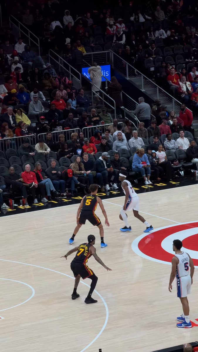 Embiid makin’ it look easy. 💰 