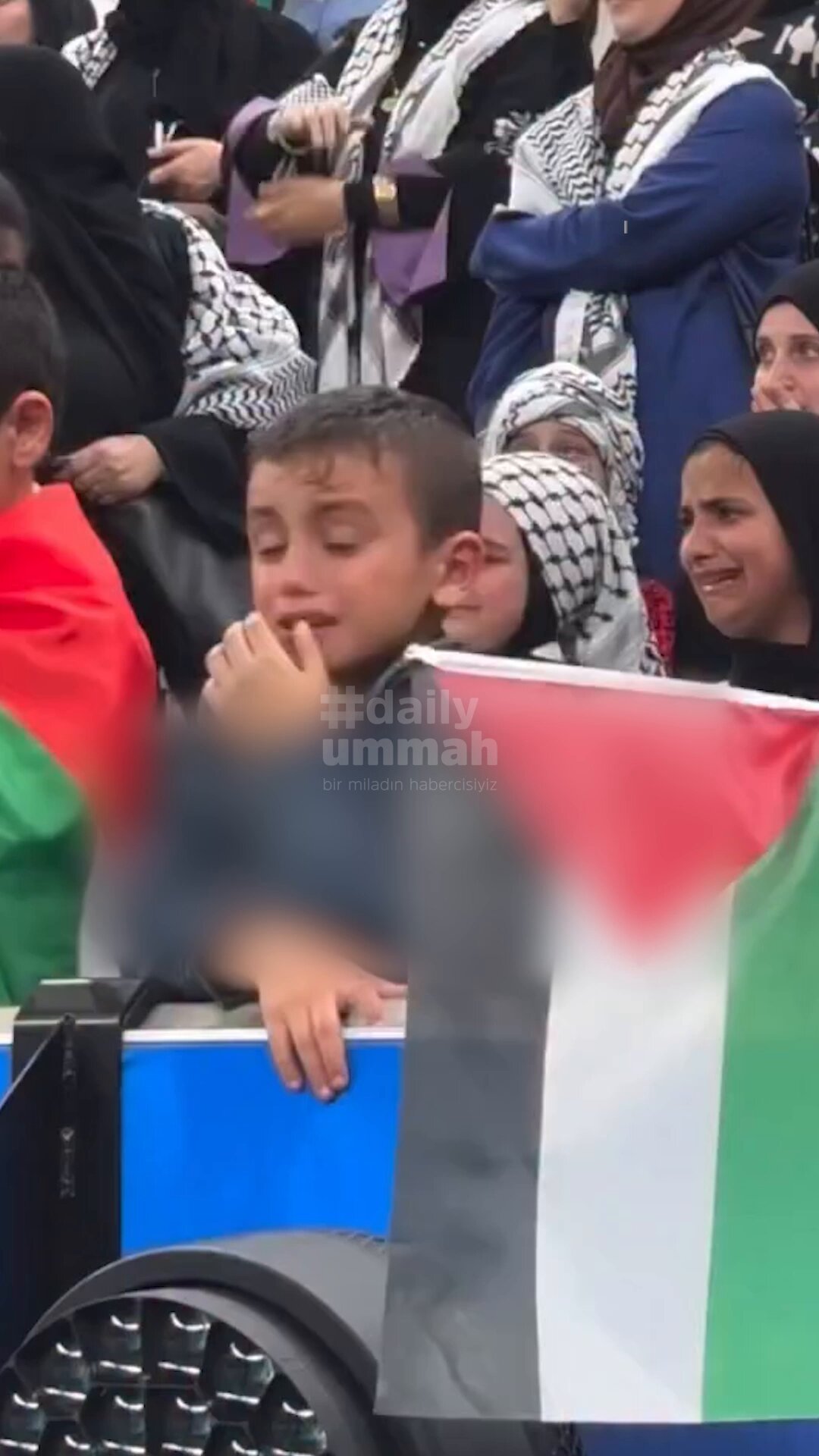 Arap Kupası'nda Suudi Arabistan'a mağlup olan #Filistin Milli Takımı'nın maçının ardından, tribünlerdeki Filistinli çocuğun göz yaşlarını tutamaması yürekleri burktu.