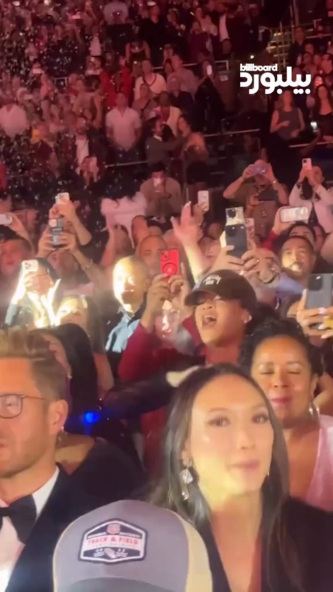 حضرت النجمة العالمية ريانا حفل ماريا كاري، ورُصدت وهي تتفاعل مع أغنيتها الشهيرة All I Want For Christmas Is You. بين الجمهور 