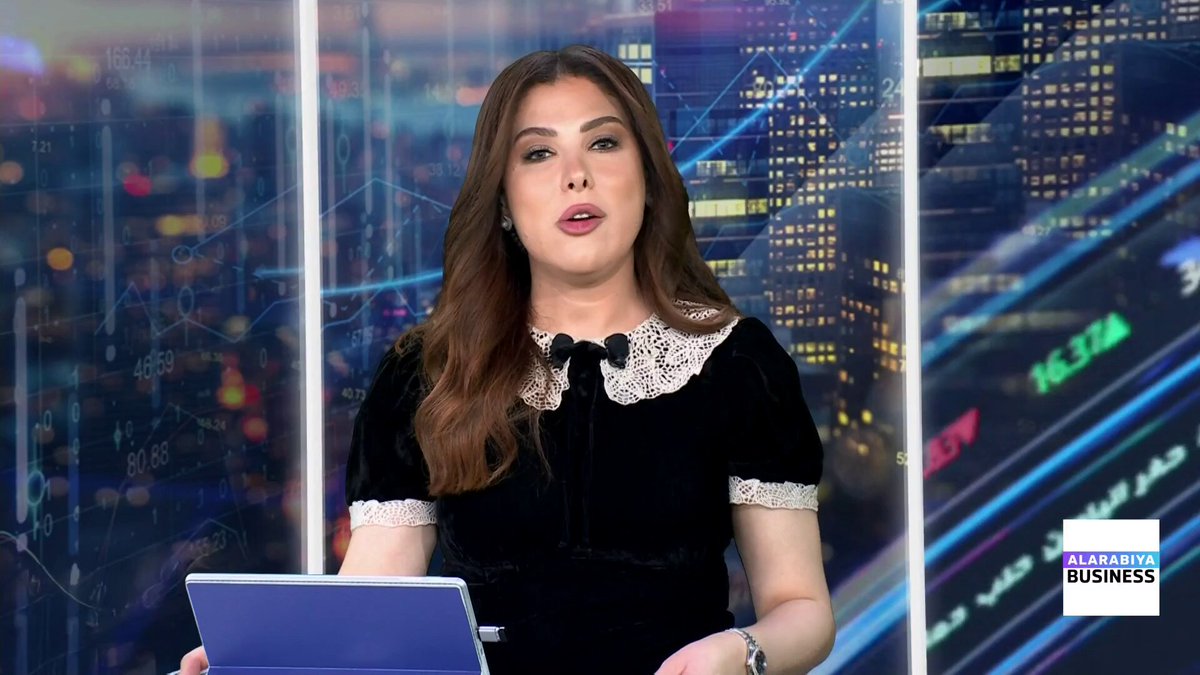 مراسلة "العربية Business" كارينا كامل: اقتصاد أوروبا على مفترق طرق قوة داخلية وضغوط عالمية متصاعدة. ألمانيا تتحدى التباطؤ العالمي وتوقعات 2026 تحمل إشارات قوة. أوروبا تعيد حساباتها اقتصاديًا خوفًا من الهيمنة الصينية. الاقتصاد البريطاني يدخل منطقة رمادية بين الانكماش وضغوط التضخم. Carina_bn. Maykhadra_bn _Business 