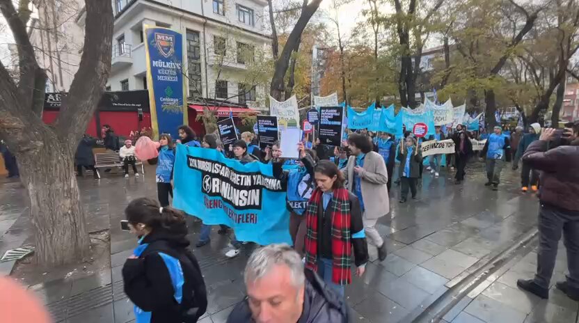 Üniversitelilerin Meclis'e doğru yürüyüşü devam ediyor: 

“Cebimizde yoktu, gençliğimizden verdik onu da harcadınız, öğrenci yoksulluğuna son demeye geldik”