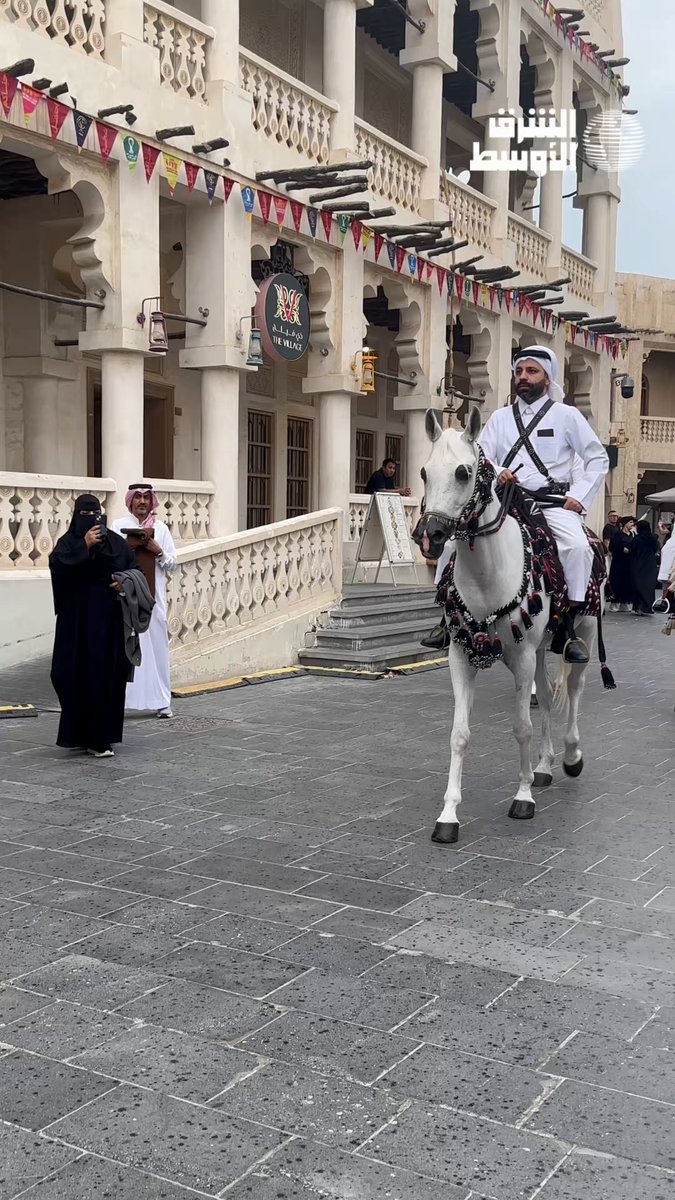 الجماهير السعودية في سوق واقف وسط العاصمة القطرية الدوحة قبل التوجه إلى ملعب البيت وسط أجواء غائمة. #السعودية_الأردن 