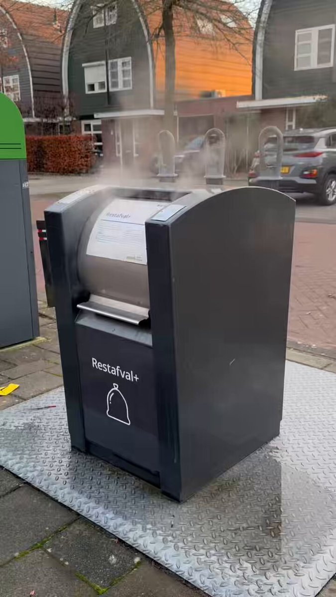 Brand in ondergrondse container door mogelijk vuurwerk in Spakenburg