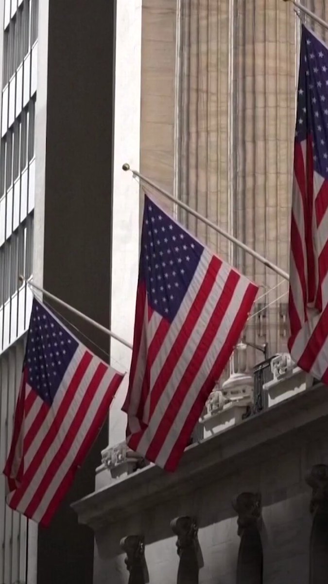 المستثمرون يترقبون بيانات اقتصادية أميركية مهمة (مثل التضخم والوظائف)، لكن حالة عدم اليقين بشأن التوقعات الاقتصادية (ركود أم ثبات) قد تستمر حتى عام 2026، ما يجعل السوق متقلباً في انتظار إشارات واضحة 