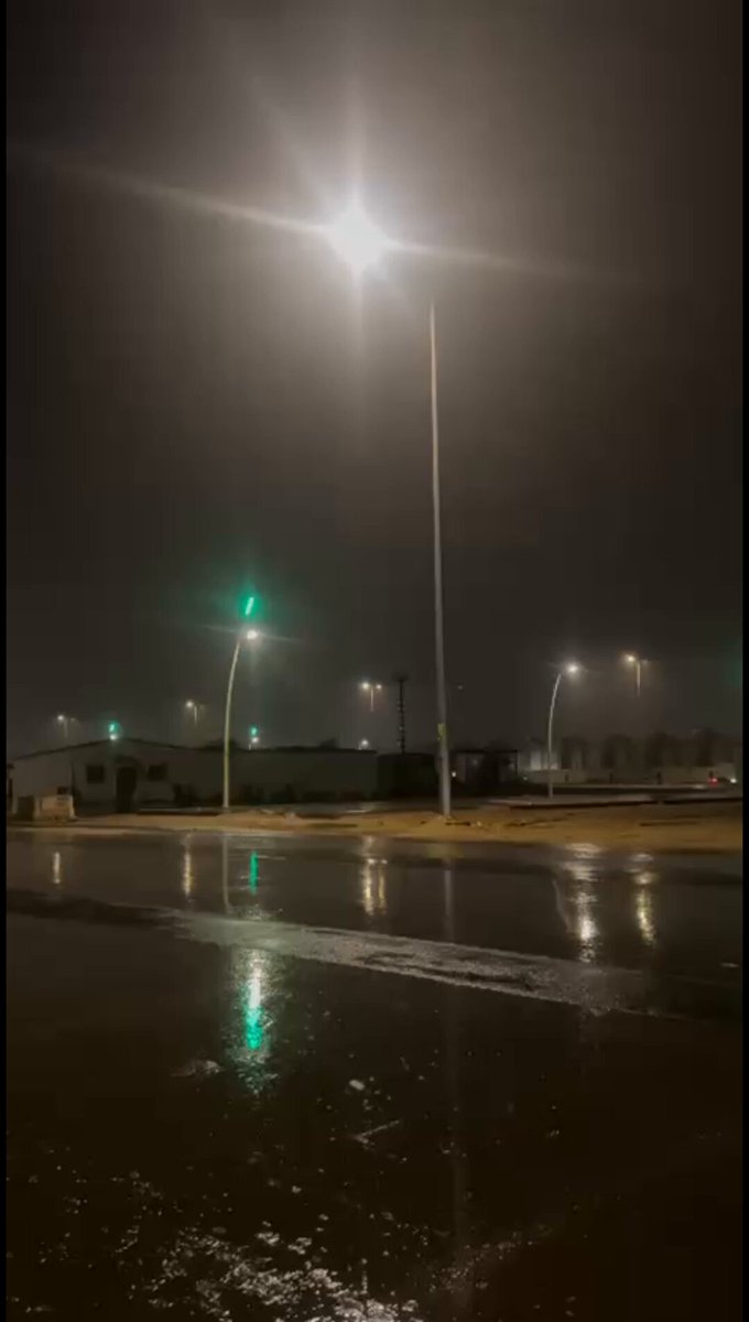 فيديو| فيما يترقب أولياء الأمور تعليق الدراسة في مدارس الرياض غداً (الثلاثاء)، بسبب هطول الأمطار الغزيرة، تستمر «عكاظ» برصد الحالة المطرية منذ الصباح الباكر وحتى الآن، والمصحوبة بالصواعق الرعدية.. تصوير: خالد العنزي khalidokaz 