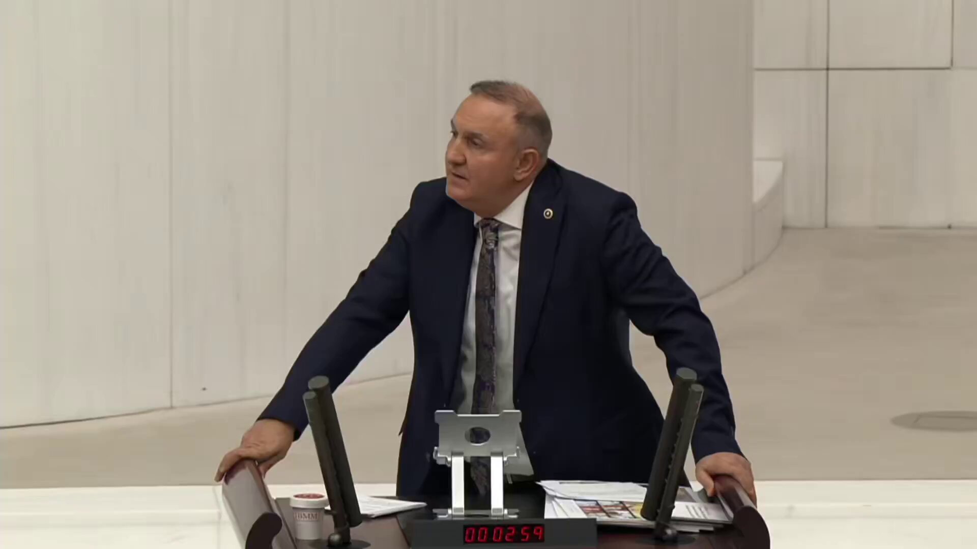 İyi Parti Aydın Milletvekili Ömer Karakaş, Meclis'te  DEM Partili Sırrı Sakık'a "hadsiz” dedi

DEM Parti'yi rapor üzerinden tehdit etti:

"Raporunuzda bahsettiğiniz o Şeyh Saitler, Seyit Rızalar gibi bu ülkeye başkaldırmış, isyan etmiş vatan hainlerinin akıbetine uğrayacaksınız”