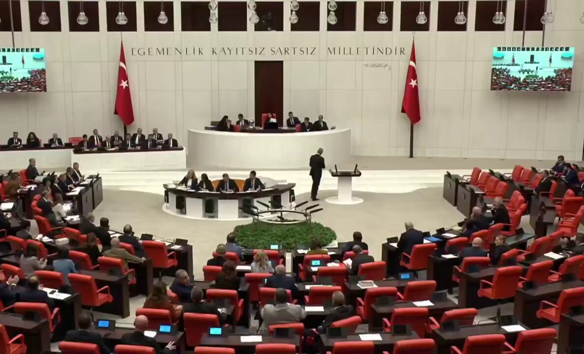 DEM Parti'li Sırrı Sakık, Meclis'te İYİ Parti'li Ömer Karakaş'a yanıt verdi:

"Kürt halkına, yapılan bütün hakaretleri binle çarparak  iade ediyoruz. Biz faşizmden övgü, hoşgörü beklemiyoruz.”

“Bunların bu ülkenin geleceğiyle ilgili bir projesi yok. Bir barış iklimi olmuş