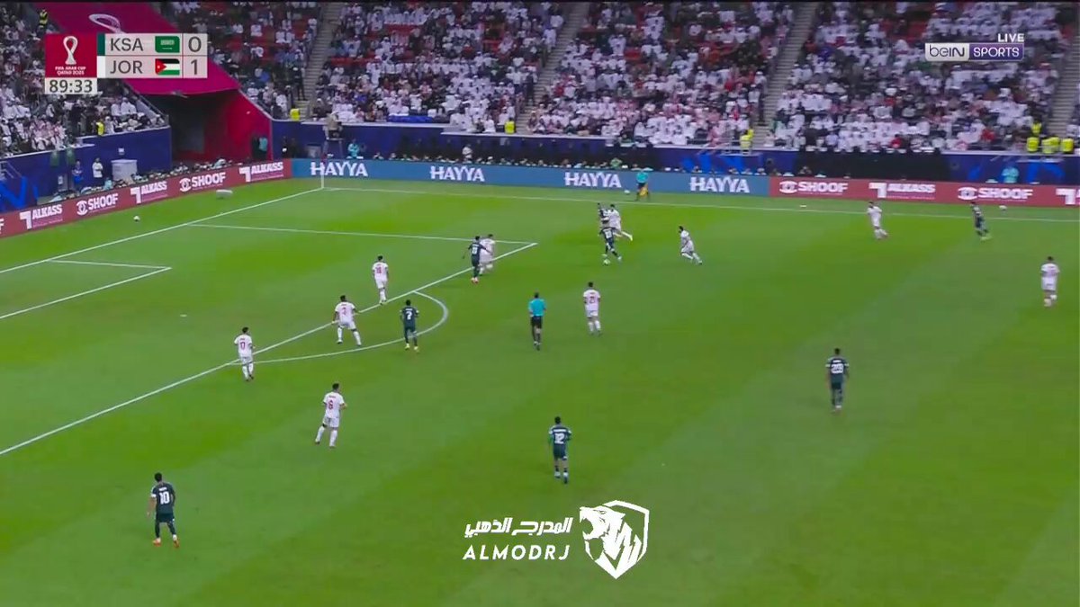 فرصة كبيرة أخرى مهدرة و سالم الدوسري يطالب بركلة جزاء لكن الحكم يشير باستمرار اللعب #السعودية_الأردن 