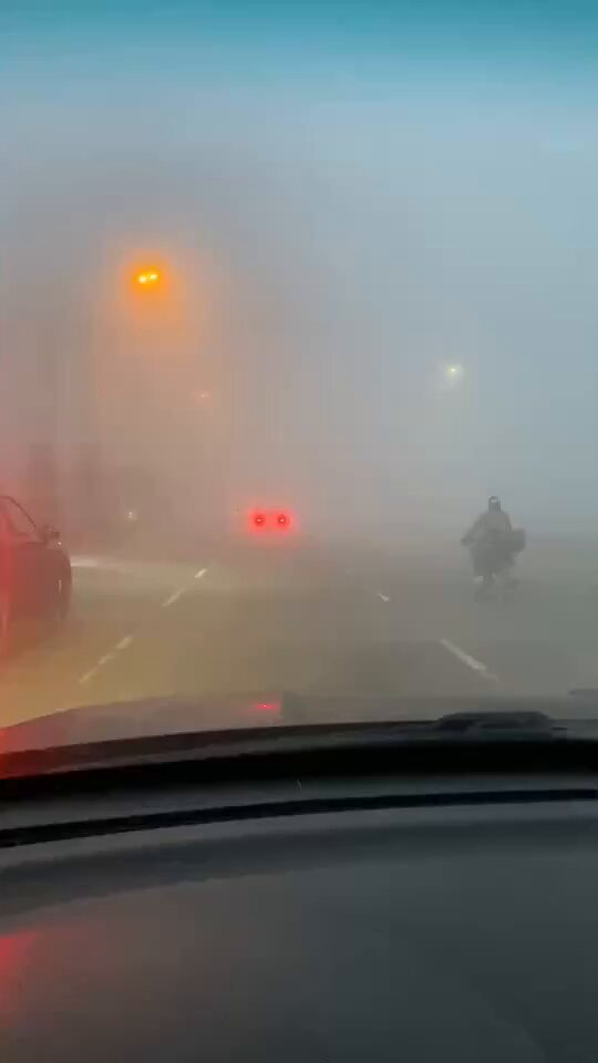 لا يزال الضباب الكثيف يخيم على شوارع أربيل متسبباً بتدنّي مستوى الرؤية 